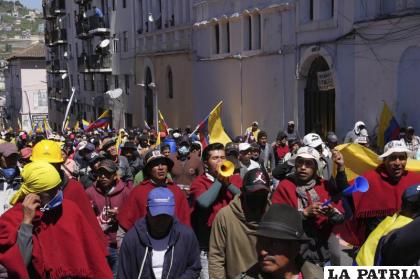 Manifestantes indígenas marchan hacia la Basílica del Voto Nacional, donde se celebraba el diálogo con el gobierno /AP Foto /Dolores Ochoa