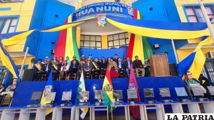 Autoridades de nacionales, departamentales, y municipales fueron parte del acto central 
/RADIO NACIONAL DE HUANUNI