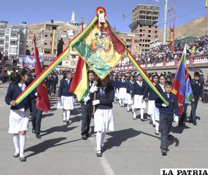 Colegios deben respetar decisión de padres que no envíen a sus hijos a desfiles /LA PATRIA-ARCHIVO