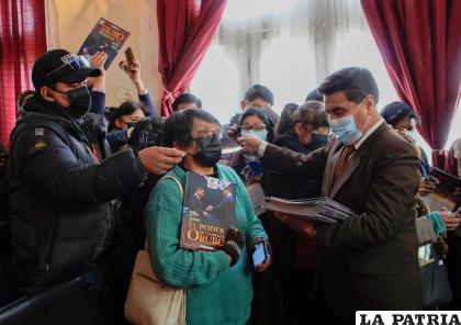 El gobernador Vedia entrega el material a los periodistas /GAD-ORU