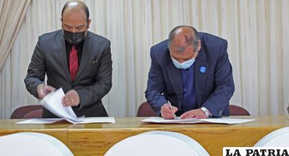 Momento de la firma de convenio entre Cámara de Comercio e Intratecbol /CCO