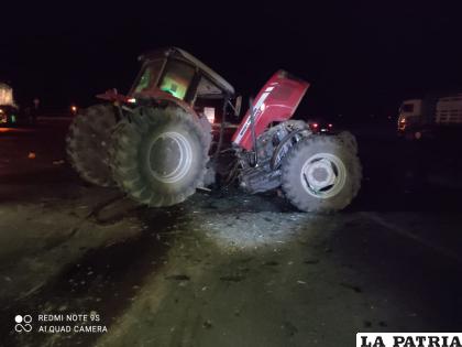 El tractor terminó en dos tras la colisión / Tránsito
