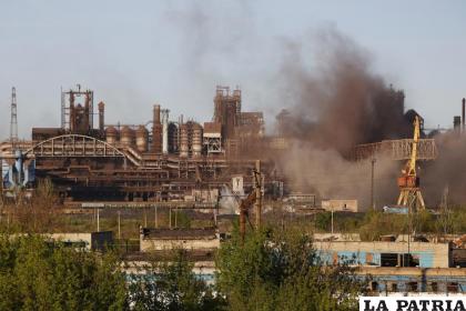 En esta imagen de archivo puede verse humo en la plata metalúrgica Azovstal, en Mariúpol, durante un bombardeo /AP Foto /Alexei Alexandrov, archivo