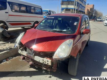 El vehículo rojo quedó destrozado por el impacto / LA PATRIA
