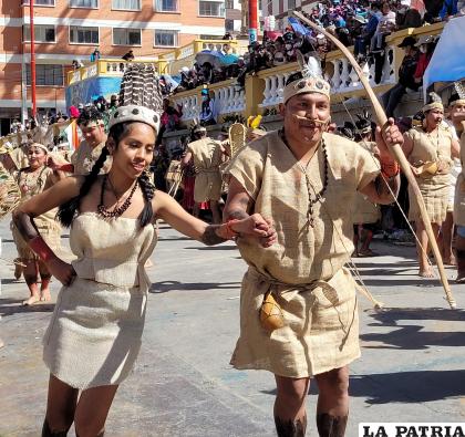 Cientos de estudiantes llegaron a Oruro para mostrar su cultura
