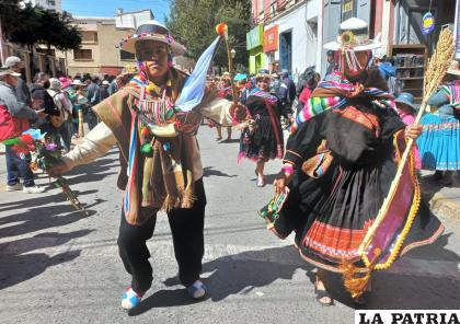 Mostrando la quinua que se produce en Oruro
