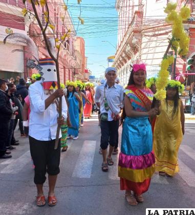 Adornados con flores coloridas mostraron danzas del oriente