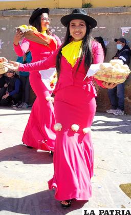 Colores llamativos hicieron juego con la belleza de la mujer boliviana