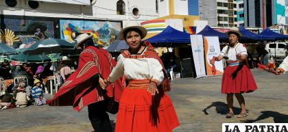 Colorido en el escenario del V Encuentro Departamental de Música y Danza del “Awti Pacha 2022” /LA PATRIA 
