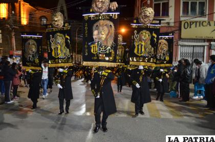 Los abanderados de la banda encabezaron el desfile por sus 99 años
