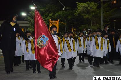 Portando la bandera del departamento de Oruro
