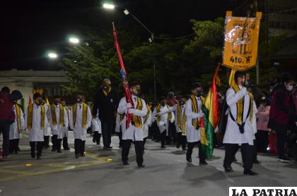 Estudiantes destacados llevaron los emblemas nacionales e institucionales 
