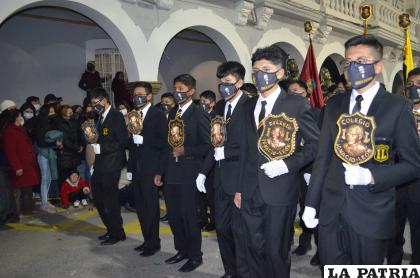 Estudiantes de secundaria hicieron su paso por las diferentes calles de la ciudad
