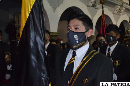 Alumnos del “Ignacio León” hicieron gala de su elegancia
