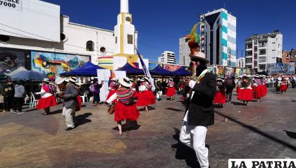 El colorido de los representantes estuvo
acorde con la cálida tarde/ LA PATRIA