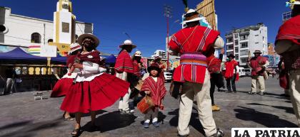 Los niños acompañaron a varios grupos 
