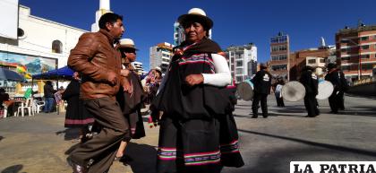 Algunos comunarios e integrantes de los grupos sacaron a bailar al jurado calificador 
