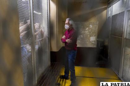 El laureado periodista guatemalteco José Rubén Zamora Marroquín permanece en una celda /AP Foto/Moisés Castillo