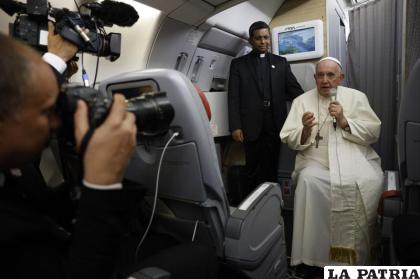 El papa Francisco habla con periodistas a bordo del avión de regreso a Roma desde Canadá
/Guglielmo Mangiapane/ Pool vía AP