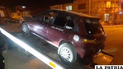 El carro es remolcado por la Policía /LA PATRIA
