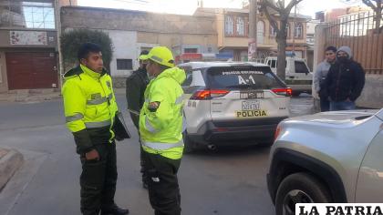 Efectivos policiales verifican la escena del hecho / LA PATRIA
