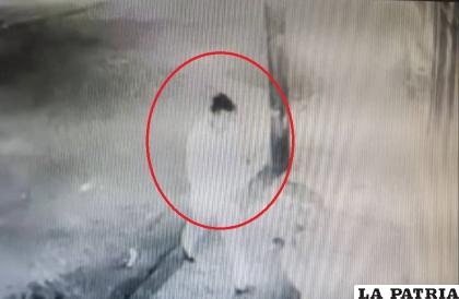 Imágenes de video muestran la brutal agresión del policía a su pareja /Captura de video
