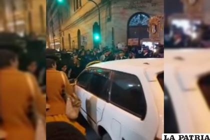  Un video viral capturó el momento en que un automóvil avanza empujando a los espectadores 
/ Captura
