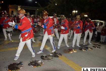 Platilleros de la Banda Intergaláctica Poopó se robaron el show 
