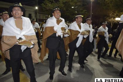 Morenos alegres al ritmo de las matracas 
