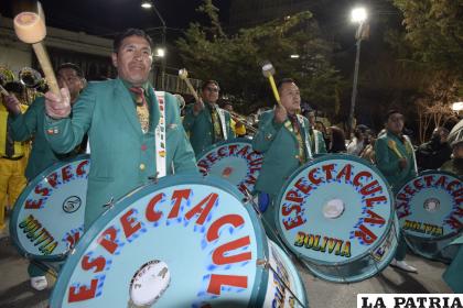 La Banda Espectacular Bolivia acompañando la Morenada Central
