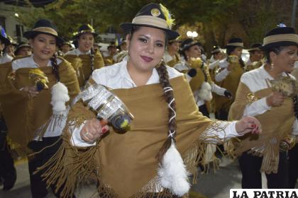 Matraquitas de plata, distintivo de las cholitas
