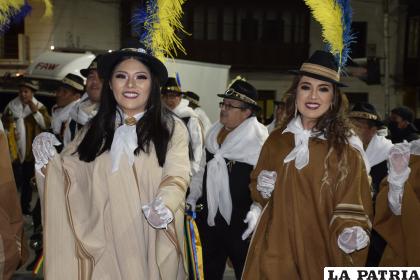 La mujer orureña, siempre bella y alegre
