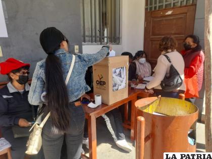 Masiva asistencia de maestros a las urnas /LA PATRIA