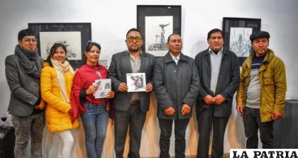 El artista Jaime Guzmán junto con algunos invitados a su muestra /SDCT