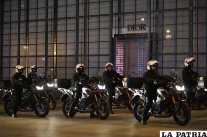Agentes de la policía patrullan en motocicletas los Campos Elíseos en Paris /AP Foto /Christophe Ena