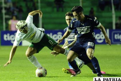 Cristian Álvarez y Fernando Saucedo intentan tomar el dominio del balón /APG