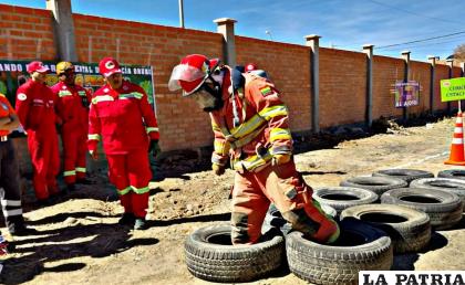 Se tuvo que pasar por obstáculos y llantas como parte del circuito de competencia /CDP