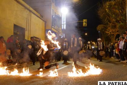 La Banda Universitaria de la FNI marcó con fuego el inicio del desfile de teas