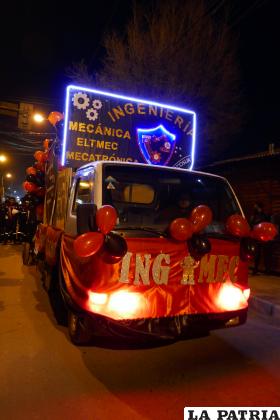 El carro alegórico de Ingeniería Mecánica, Electromecánica y Mecatrónica cerró el desfile de la FNI 