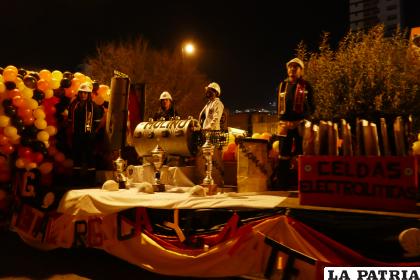Estudiantes de la carrera de Ingeniería Metalúrgica con su carro hicieron su paso en la noche de antesala al aniversario