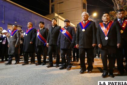 Autoridades universitarias y el alcalde de Oruro