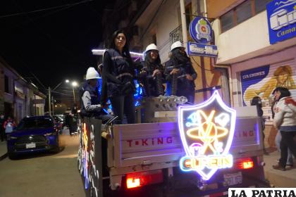 Los carros adornados fueron parte del desfile de aniversario de la FNI