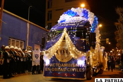 Globos y luces adornaron los motorizados 