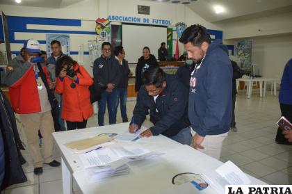 Los nuevos dirigentes firmaron un acta de compromiso para cumplir sus promesas /LA PATRIA