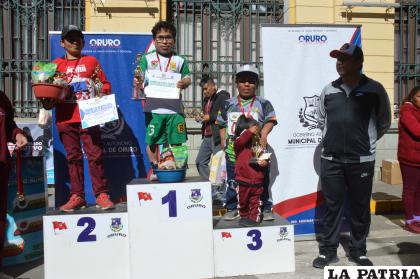 Las personas de talla baja demostraron sus condiciones para este deporte /LA PATRIA
