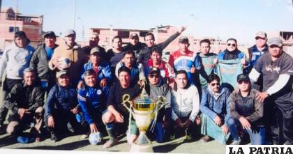 Los campeones del torneo de fútbol 8 organizado por el Sindicato de Taxis Oruro /LA PATRIA