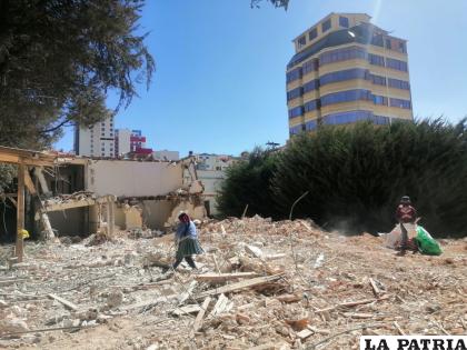 Personas sordomudas reciclan material para construir su panadería /LA PATRIA
