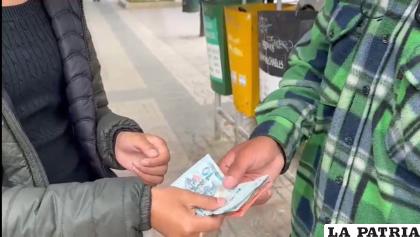 Las sindicadas pagaron con dinero falso al taxista /Referencial