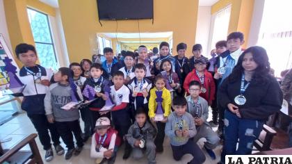 Los deportistas ganadores de la competencia nacional realizada en Cochabamba /FBA