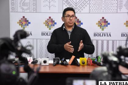 El viceministro de Presupuesto y Contabilidad Fiscal, Zenón Mamani, en conferencia de prensa /ABI